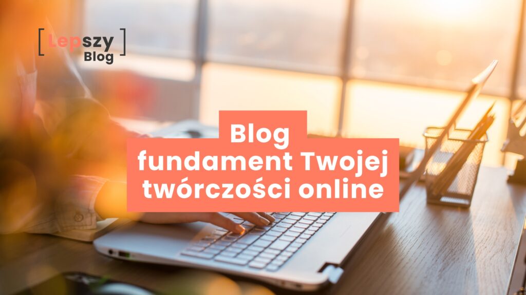 Osoba pisząca na klawiaturze w ciepłym świetle słońca, na tle którego widnieje napis „Blog – fundament Twojej twórczości online” – symboliczny obraz początku pracy nad własnym miejscem w sieci.