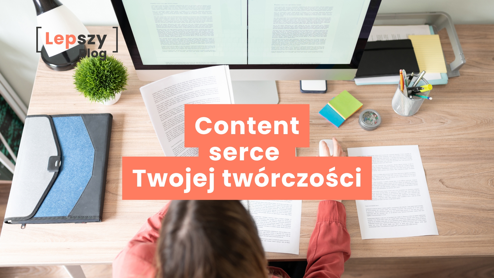 Osoba siedząca przy biurku z kartkami w jednej ręce i myszką komputerową w drugiej, przed ekranem z otwartym programem do pisania – symboliczny obraz pracy nad treścią; na środku zdjęcia napis „Content. Serce Twojej twórczości”.