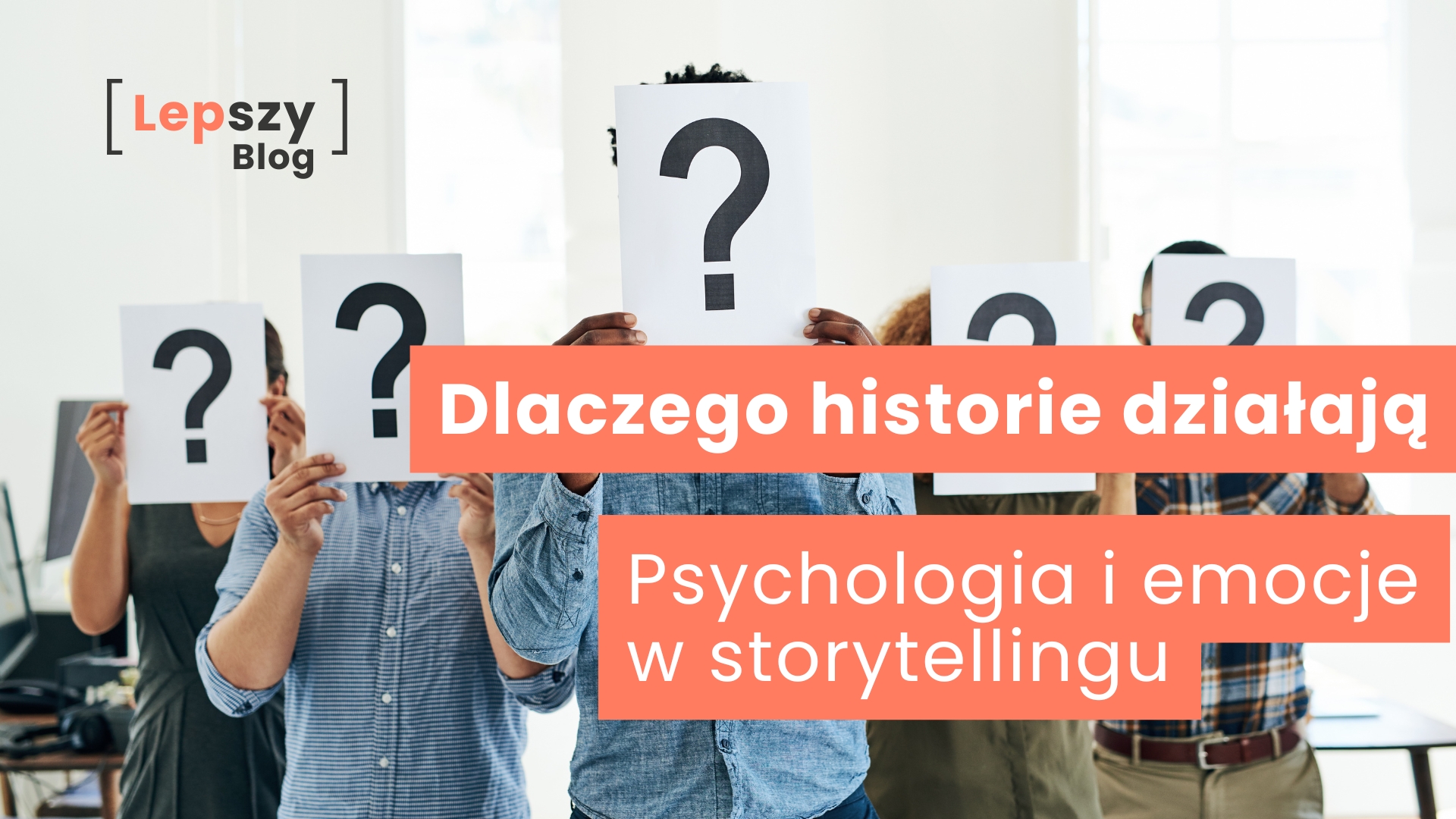 Grupa osób stojących przed ekranem, z kartkami z nadrukowanymi dużymi znakami zapytania zasłaniającymi twarze – napis „Dlaczego historie działają – psychologia i emocje w storytellingu”, symbol ciekawości, emocji i mechanizmów, które sprawiają, że opowieści poruszają odbiorców.