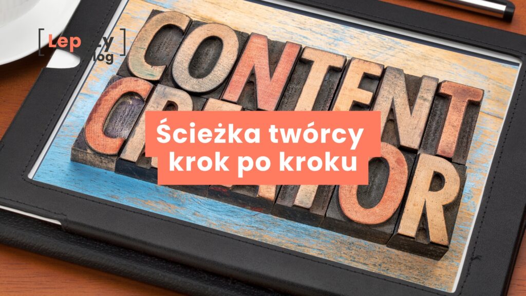 Napis „Ścieżka Twórcy – krok po kroku” oraz drewniane klocki z wytłoczonymi literami tworzącymi słowa „Content Creator” – symboliczne nawiązanie do rzemiosła twórcy i budowania treści krok po kroku.