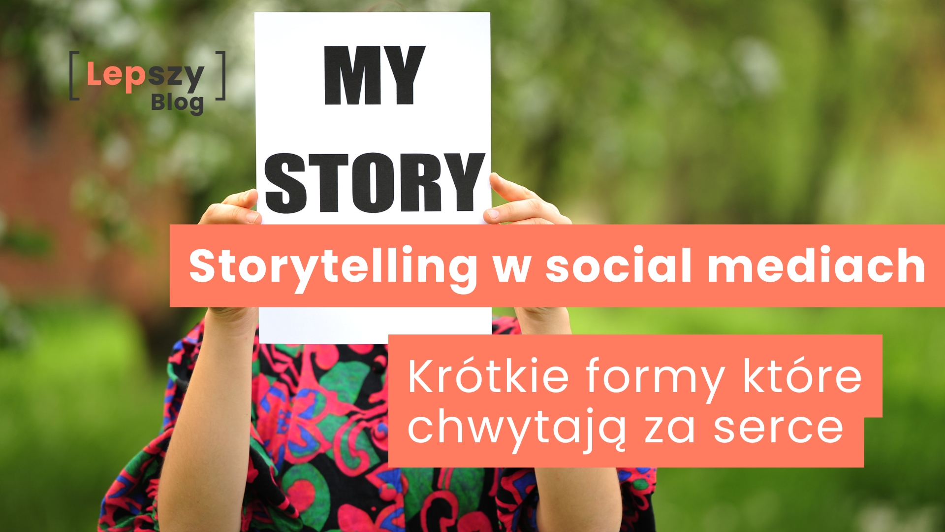 Osoba stojąca w parku i trzymająca przed twarzą białą kartkę z napisem „My Story” – napis „Storytelling w social mediach – krótkie formy, które chwytają za serce”, symbol autentycznego dzielenia się historiami i emocjami w przestrzeni online.