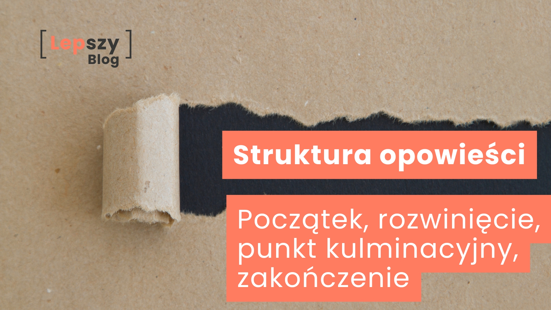 Brązowa kartka przypominająca tekturę z wytarganym fragmentem pośrodku – napis „Struktura opowieści – początek, rozwinięcie, punkt kulminacyjny, zakończenie”, symbol odkrywania kolejnych warstw historii i porządkowania narracji w logiczny ciąg.