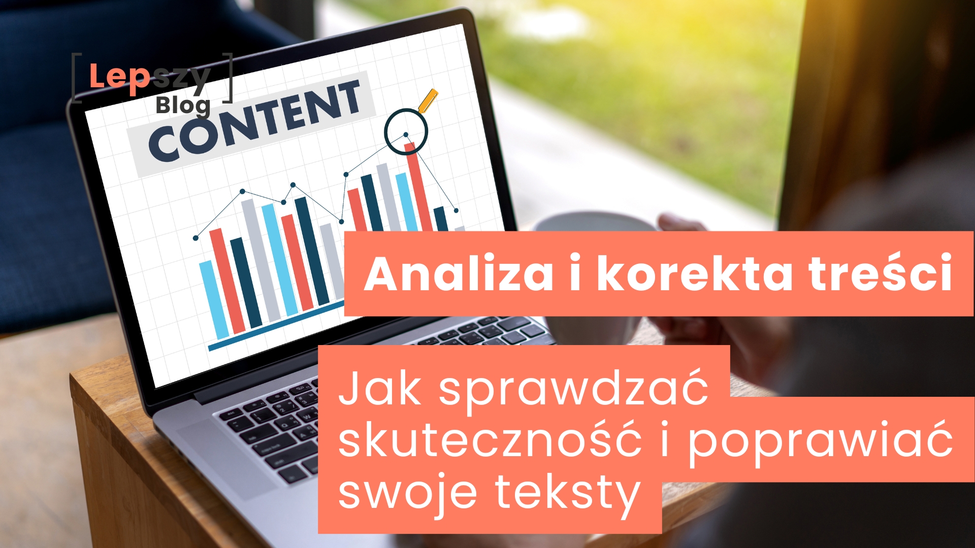 Osoba siedząca przed ekranem komputera z kolorowym wykresem słupkowym i napisem „CONTENT” na ekranie – napis „Analiza i korekta treści – jak sprawdzić skuteczność i poprawiać swoje teksty”, symbol świadomego rozwijania materiałów poprzez ocenę danych i ciągłe ulepszanie treści.