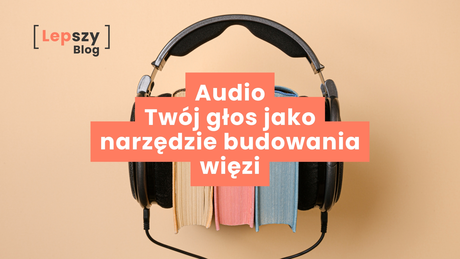 Trzy książki w żółtej, różowej i niebieskiej okładce ułożone pionowo, na których spoczywają słuchawki tworzące symboliczny „głowę” – napis „Audio – twój głos jako narzędzie budowania więzi”, metafora mocy opowiadania i bliskości, którą daje dźwięk.