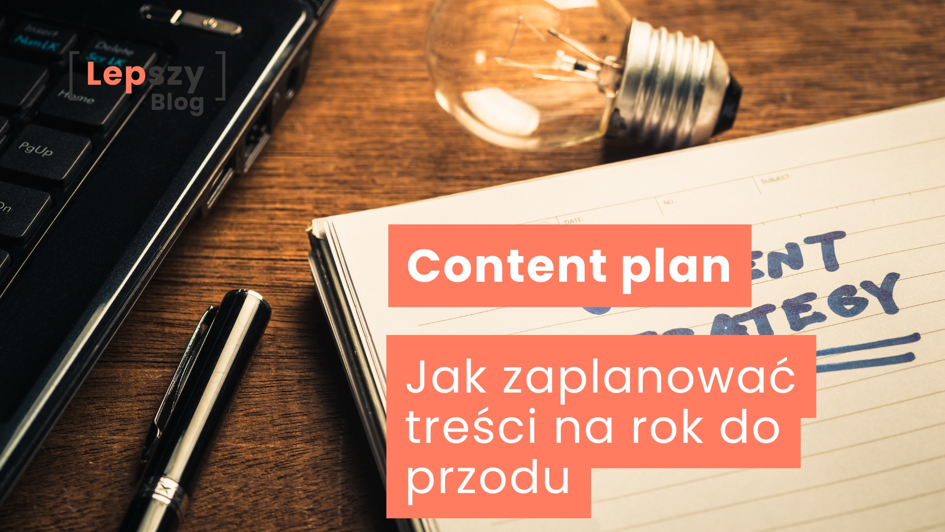 Notes z odręcznym napisem „Content Strategy” leżący na drewnianym stole obok laptopa, długopisu i żarówki – napis „Mój content plan – jak zaplanować treści na rok do przodu”, symbol tworzenia długofalowej wizji i porządkowania pomysłów w strategii komunikacji.