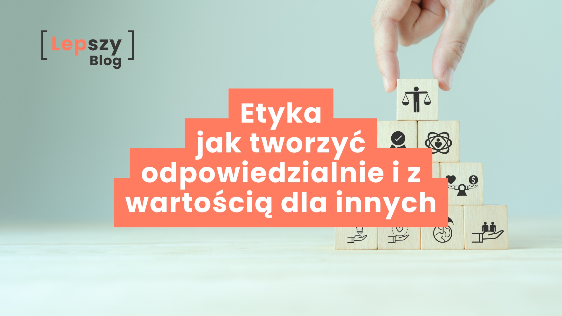 Piramida ułożona z drewnianych klocków z piktogramami dłoni, relacji i współpracy - napis „Etyka – jak tworzyć odpowiedzialnie i z wartością dla innych”, symbol budowania twórczości na solidnych, moralnych fundamentach.