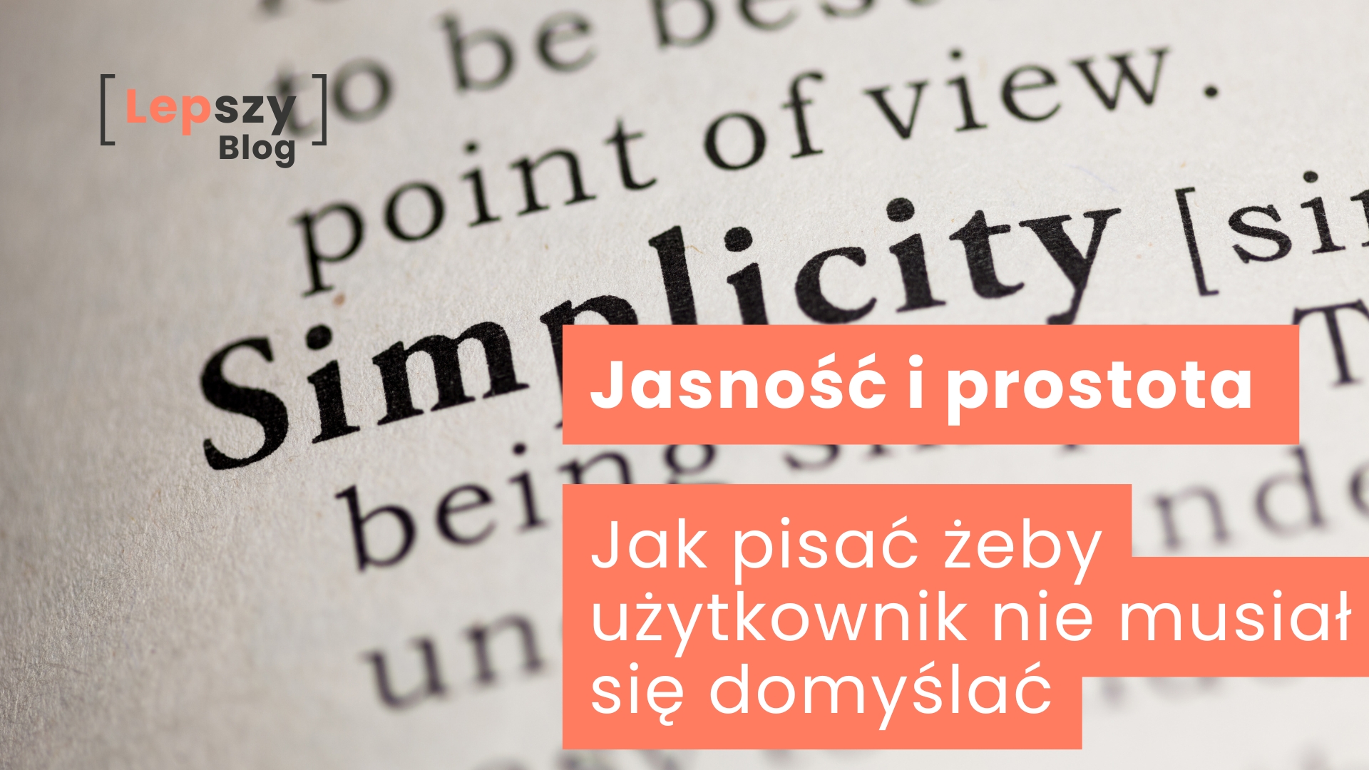 Strona encyklopedii z wyraźnym, czarnym hasłem „SIMPLICITY” otoczonym rozmytym tekstem – napis „Jasność i prostota – jak pisać, żeby użytkownik nie musiał się domyślać?”, symbol klarownego przekazu i tworzenia treści, które prowadzą czytelnika bez wysiłku.