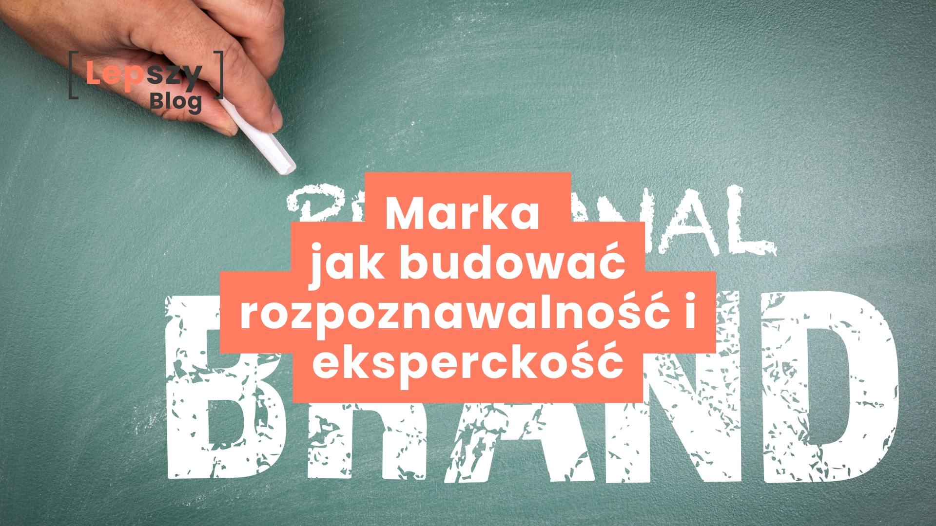 Tablica z odręcznym napisem „Personal Brand”, wpisanym kredą w centrum kadru – napis „Marka – jak budować rozpoznawalność i eksperckość”, symbol świadomego kształtowania własnej tożsamości twórcy i wartości, które stoją za jego działaniami.