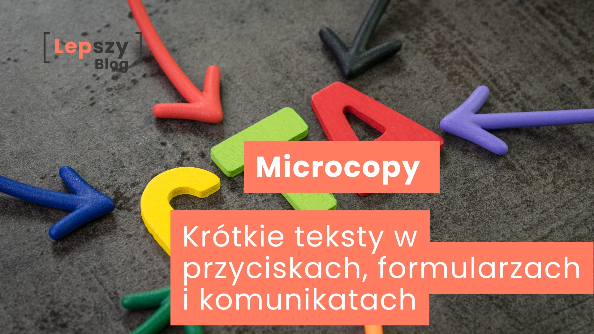 Kolorowe litery układające się w skrót „CTA”, otoczone wieloma strzałkami skierowanymi w ich stronę – napis „Mikrokopy – krótkie teksty w przyciskach, formularzach i komunikatach”, symbol precyzyjnych słów, które prowadzą użytkownika i decydują o skuteczności interakcji.