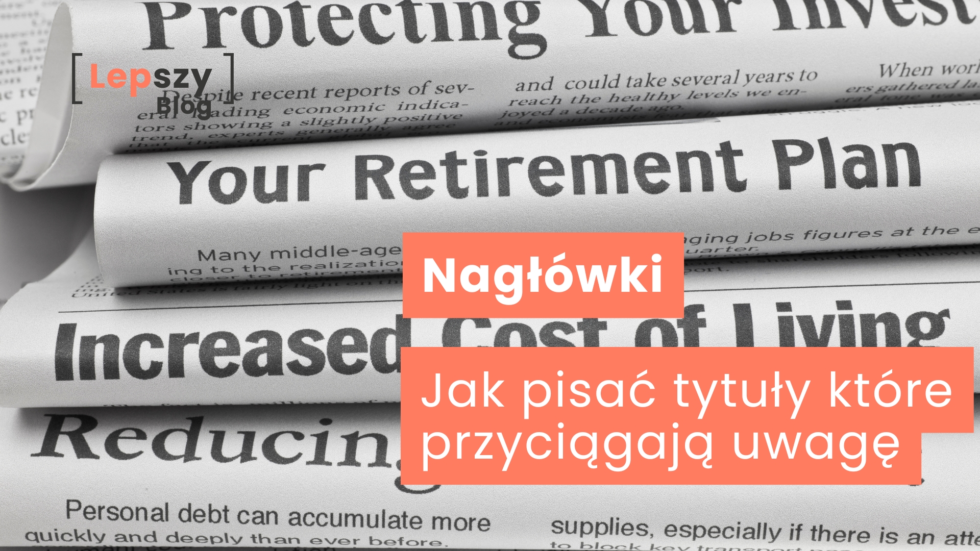 Stos gazet ułożonych jedna na drugiej, z widocznymi grzbietami i nagłówkami – napis „Nagłówki – jak pisać tytuły, które przyciągają uwagę?”, symbol sztuki tworzenia tytułów, które od pierwszego spojrzenia zatrzymują czytelnika.