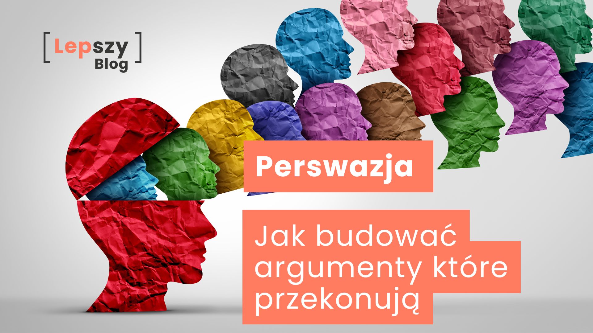 Czerwona głowa uformowana z pogniecionego papieru, z której „wypadają” mniejsze, kolorowe papierowe sylwetki głów – napis „Perswazja – jak budować argumenty, które przekonują?”, symbol siły wpływu i mnożenia idei poprzez dobrze skonstruowane komunikaty.