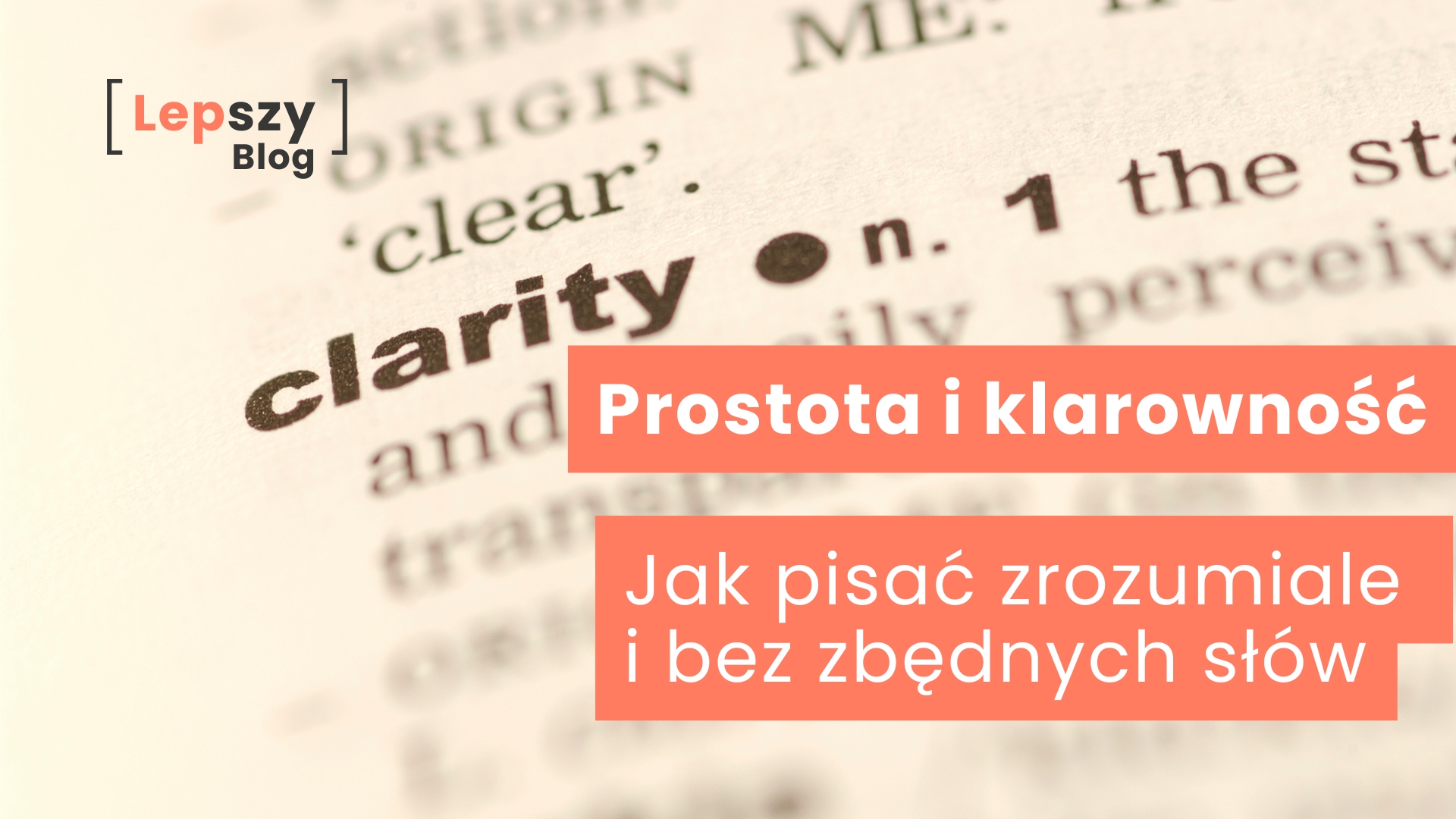Otwarta encyklopedia z wyraźnie widocznym hasłem „CLARITY” na stronie, otoczonym zamazanym tekstem – napis „Prostota i klarowność – jak pisać zrozumiale bez zbędnych słów?”, symbol sztuki przejrzystego języka i skupienia na tym, co najważniejsze.