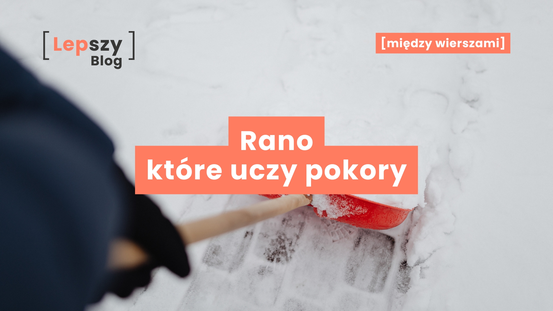 Osoba odśnieżająca podjazd łopatą, stojąca w zimowym krajobrazie przed domem – napis „Rano, które uczy pokory”, symbol codziennych przeszkód, które potrafią stać się nieoczekiwanym źródłem siły i świeżego startu.