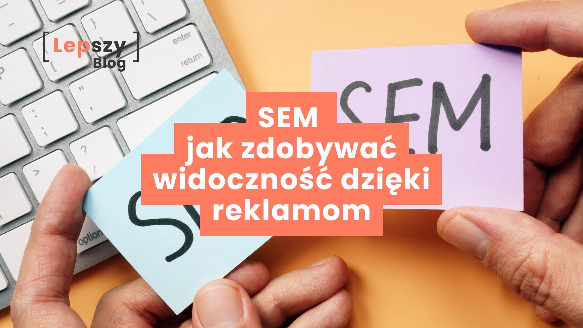 Dwie dłonie nad klawiaturą na żółtym tle, trzymające karteczki z napisami „SEO” i „SEM”, zbliżające się do siebie – symbol połączenia działań organicznych i płatnych; na środku zdjęcia napis „SEM. Jak zdobywać widoczność dzięki reklamom”.