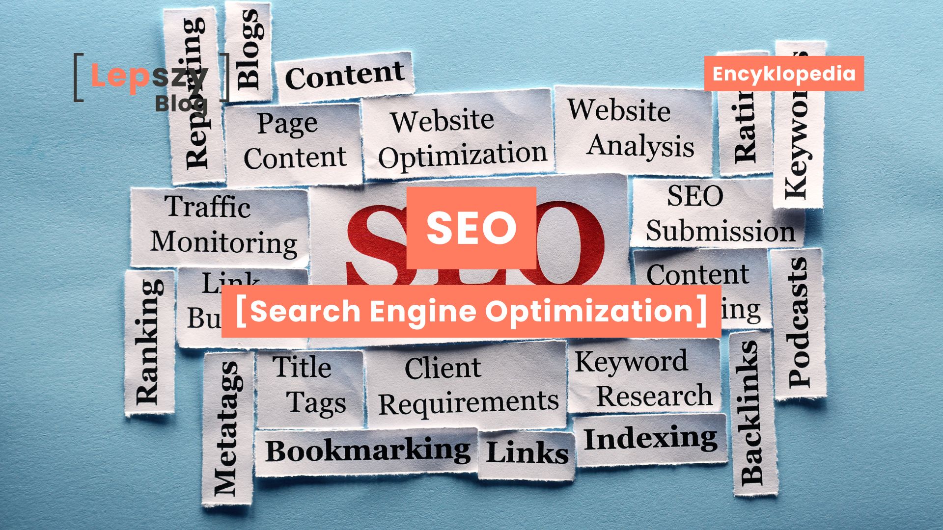 Niebieska ściana pokryta wyciętymi z czasopism białymi karteczkami z czarnymi napisami w różnych czcionkach, pośród których wyróżnia się czerwony napis „SEO” – napis „SEO – Search Engine Optimization”, symbol porządkowania i optymalizacji treści, by stały się widoczne w sieci.