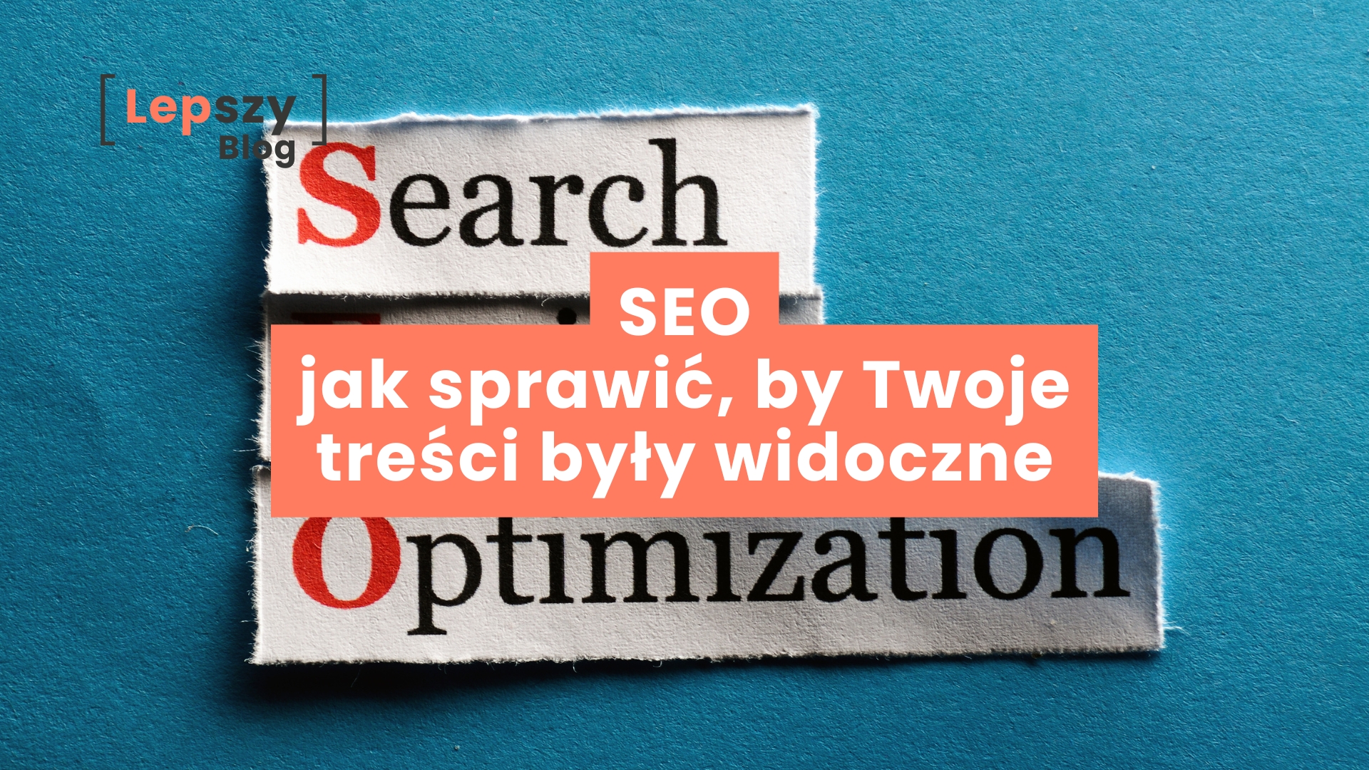 Napis „Search Engine Optimization” ułożony z wydartych kartek papieru, z czerwonymi pierwszymi literami i czarnym tekstem na niebieskim tle – na środku zdjęcia napis „SEO. Jak sprawić, by Twoje treści były widoczne”.