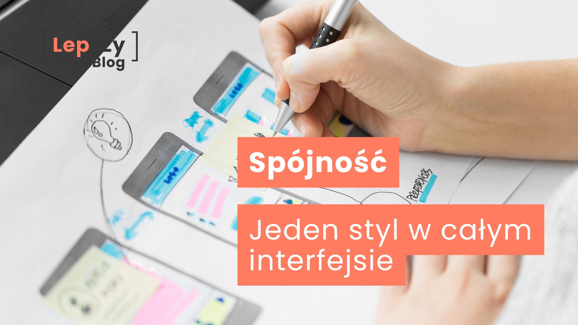Kartka z ręcznie naszkicowanymi ekranami aplikacji – kolorowe elementy interfejsu, ikony i notatki uzupełniane przez dłoń trzymającą długopis – napis „Spójność – jeden styl w całym interfejsie”, symbol tworzenia harmonijnego, przewidywalnego i czytelnego doświadczenia użytkownika.