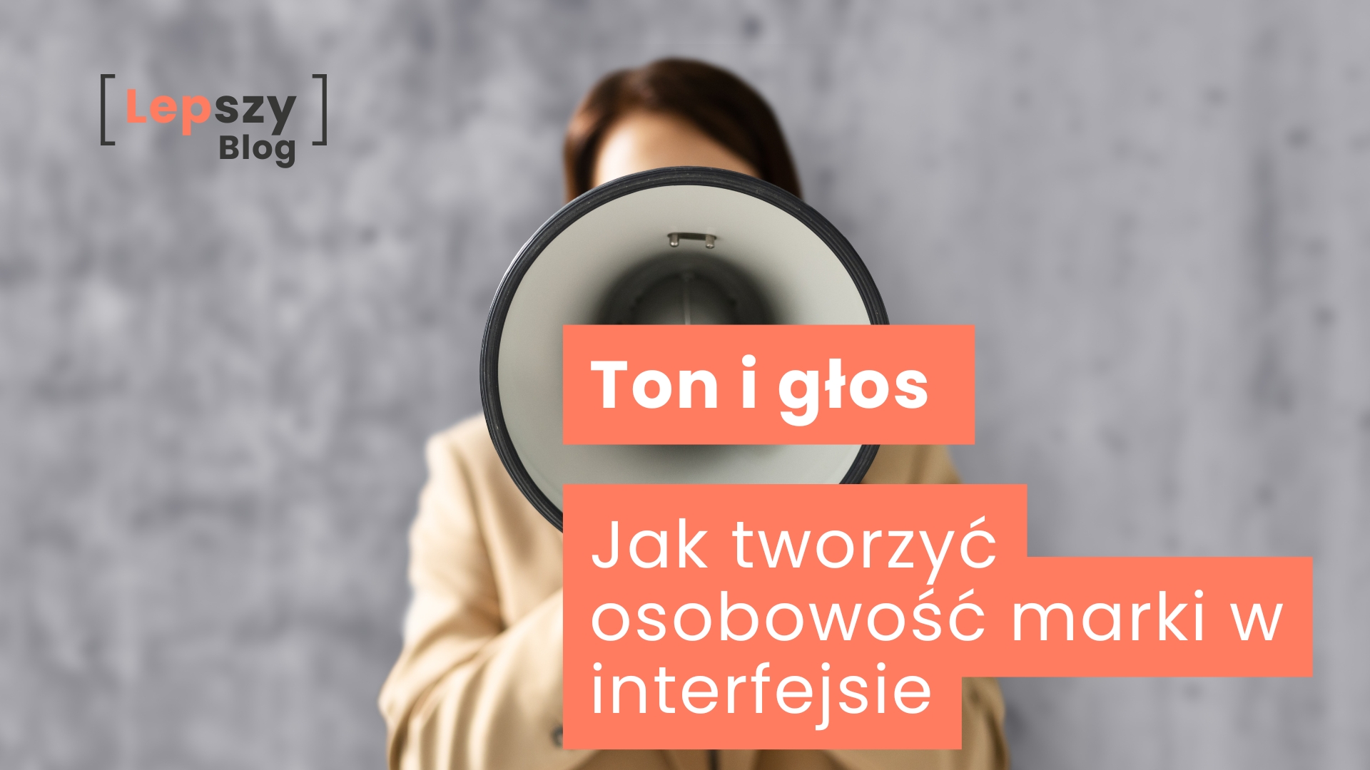 Wyraźnie sfotografowany megafon skierowany w stronę odbiorcy, trzymany przez zamazaną postać w tle – napis „Ton i głos – jak tworzyć osobowość marki w interfejsie”, symbol mocy komunikatu i charakteru, który nadaje treściom unikalny styl.