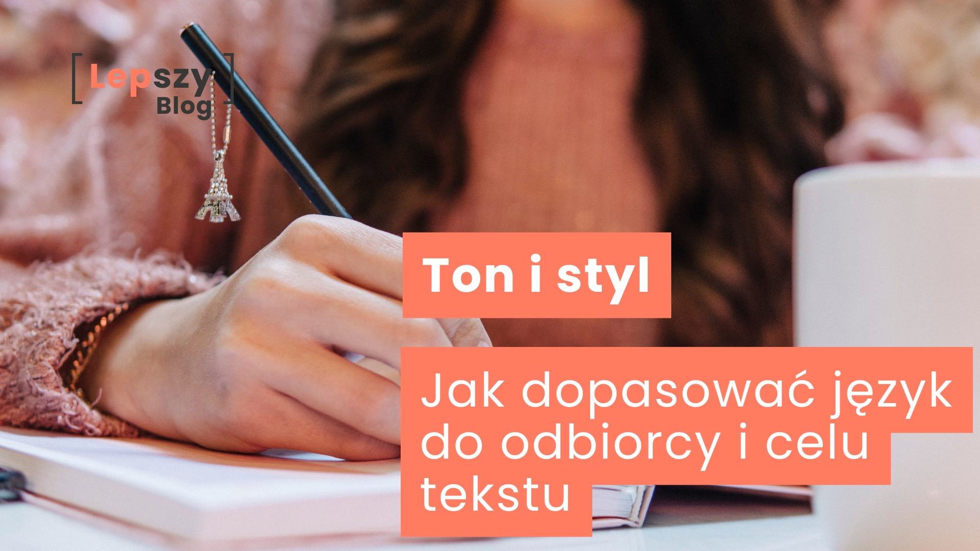 Ręka zapisująca notes leżący na stole, z długopisem sunącym po kartce – napis „Ton i styl – jak dopasować język do odbiorcy i celu tekstu?”, symbol świadomego kształtowania brzmienia tekstu już na etapie pierwszych notatek.