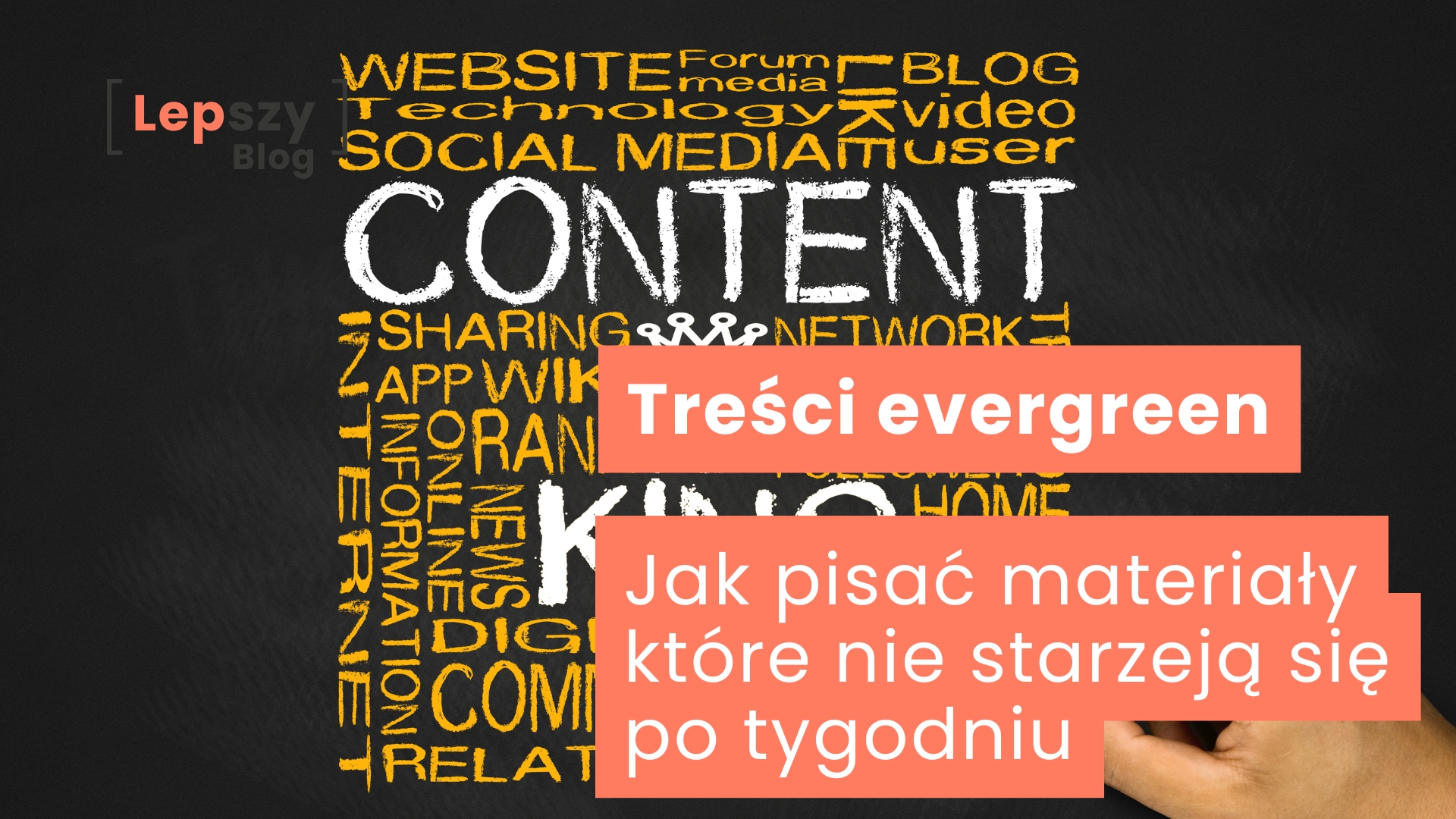 Czarna tablica zapisana żółtą kredą różnymi słowami takimi jak „Website”, „Blog” i „Video”, z wyróżnionym białym napisem „Content is king” – napis „Treści evergreen – jak pisać materiały, które nie starzeją się po tygodniu”, symbol tworzenia ponadczasowych treści o trwałej wartości.