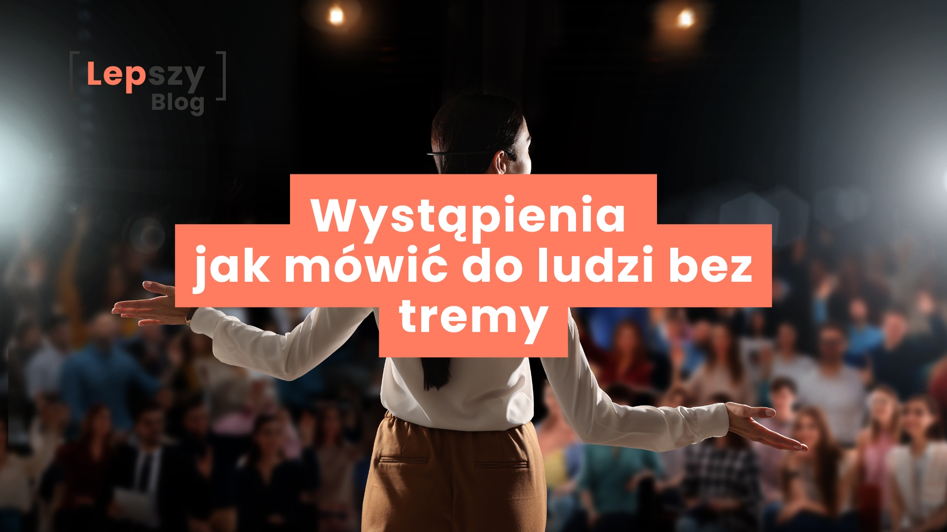 Osoba stojąca na scenie tyłem, zwrócona w stronę rozmytej widowni, do której przemawia – napis „Wystąpienia – jak mówić do ludzi bez tremy”, symbol odwagi i budowania pewności siebie w komunikacji na żywo.
