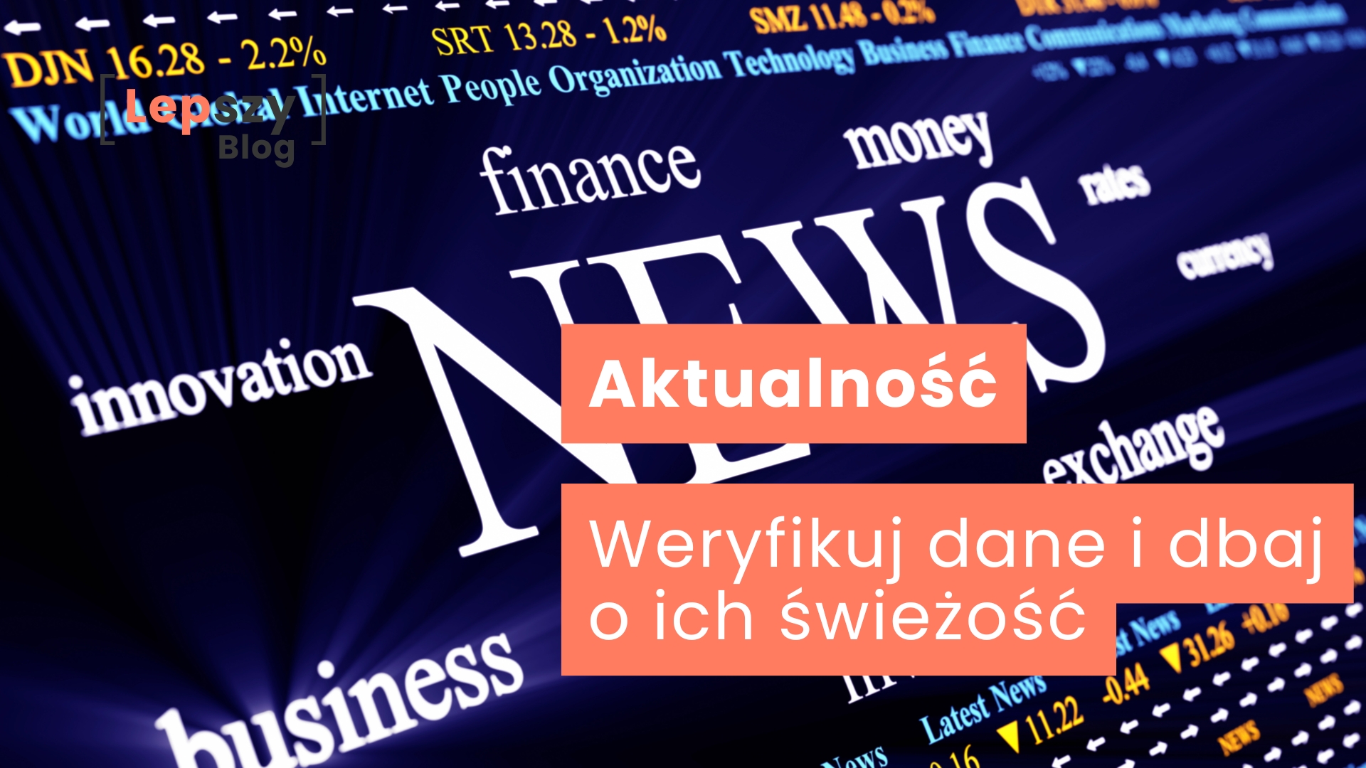 Niebieskie tło wypełnione białymi napisami News Innovation, Finance, Money – napis „Aktualność – weryfikuj dane i dbaj o ich świeżość”, symbol dynamiki informacji i konieczności stałego sprawdzania faktów.