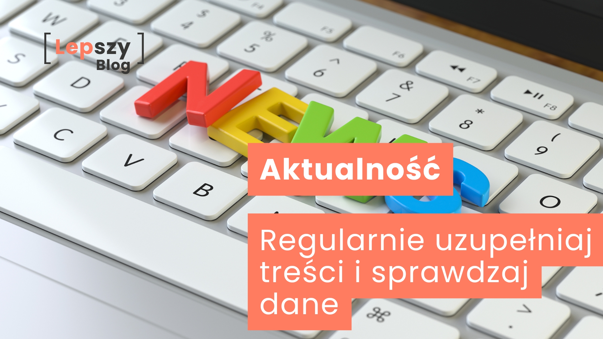 Klawiatura z ułożonym na niej kolorowym napisem „NEWS” – napis „Aktualność – regularnie uzupełniaj treści i sprawdzaj dane”, symbol dbałości o świeżość informacji i rytm publikacji.