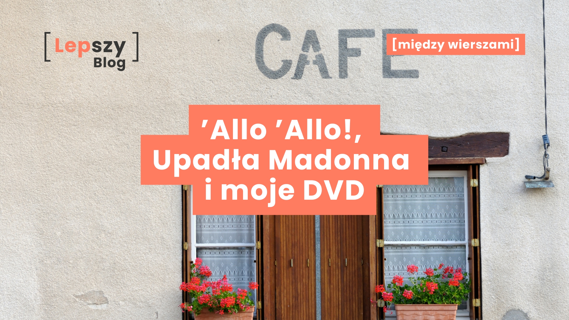 Biała ściana kawiarni z prostym napisem „Cafe” przy wejściu – tytuł „’Allo ’Allo! Upadła Madonna, moje DVD”, symbol nostalgicznej podróży do świata absurdu, humoru i osobistych wspomnień ukrytych między wierszami.