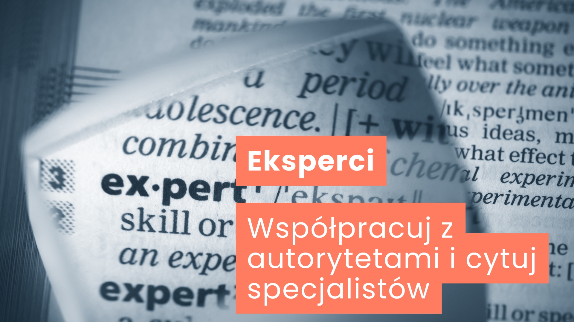 Strona encyklopedii z czarnym hasłem „EXPERT”, powiększonym przez szkło powiększające – napis „Eksperci – współpracuj z autorytetami i cytuj specjalistów”, symbol budowania wiarygodności poprzez wiedzę tych, którzy znają temat najgłębiej.