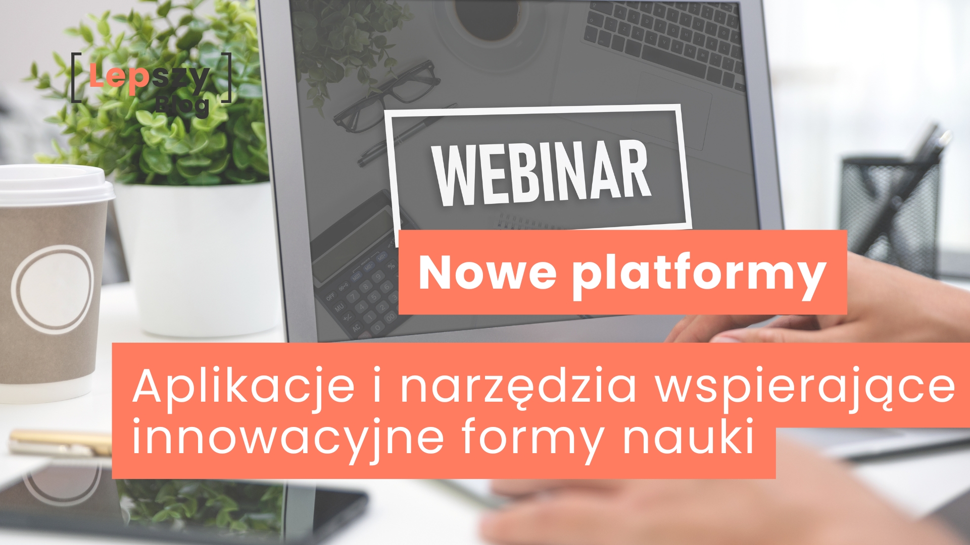 Otwarty laptop z dużym napisem „Webinar” na ekranie, po którym ktoś pisze – napis „Nowe platformy, aplikacje i narzędzia wspierające innowacyjne formy nauki”, symbol rozwoju edukacji online i zmieniających się sposobów przekazywania wiedzy.