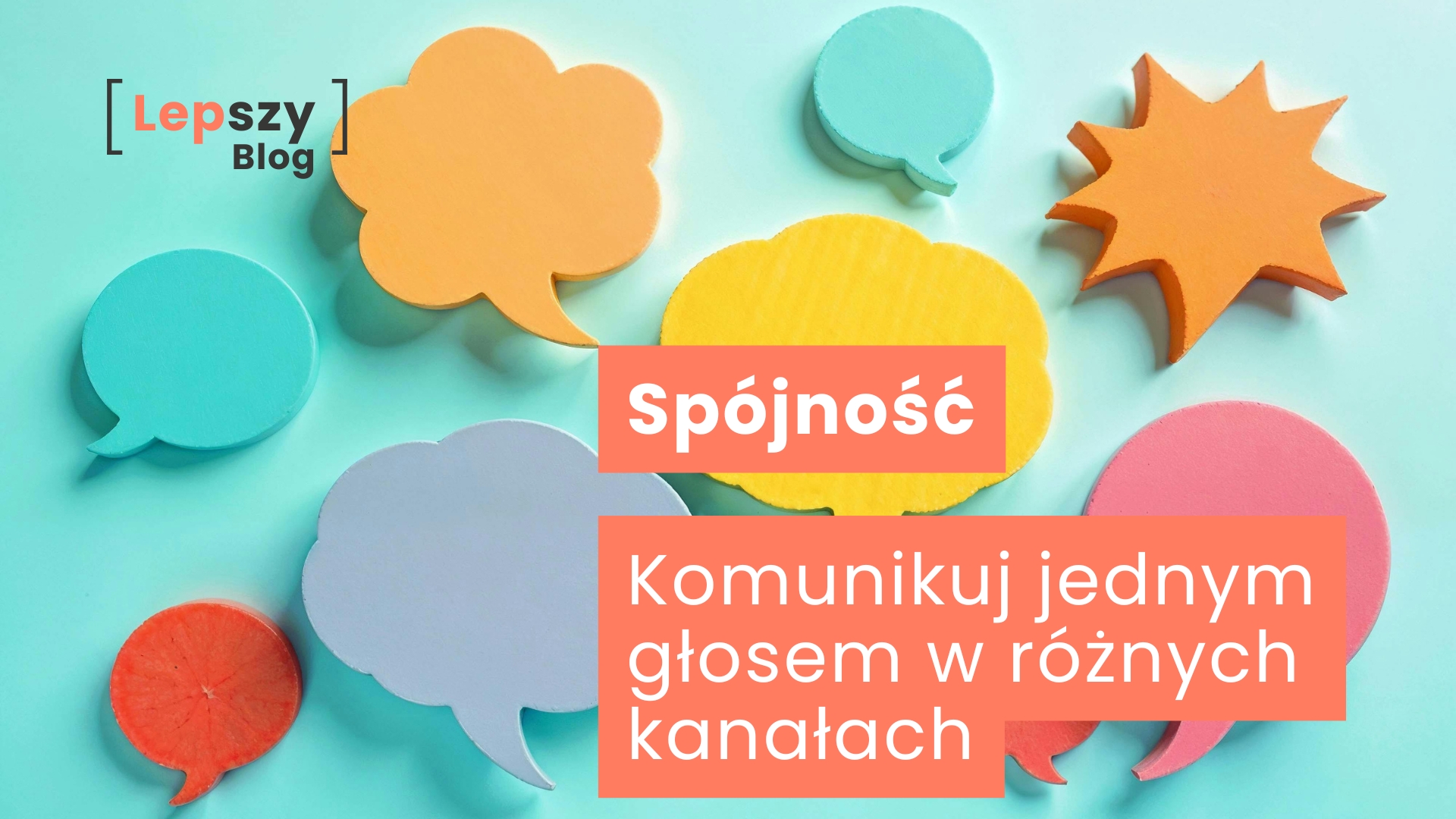Kolorowe dymki rozmowy w różnych kształtach, unoszące się na niebieskawym tle – napis „Spójność – komunikuj jednym głosem w różnych kanałach”, symbol jednolitego przekazu i harmonii między platformami.