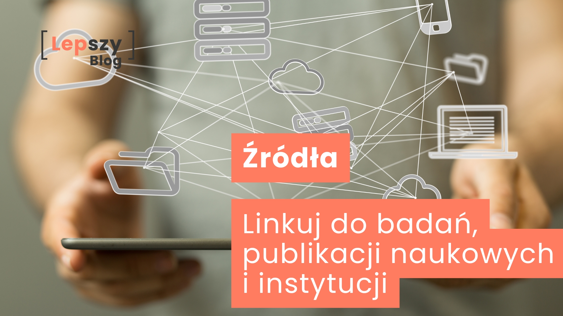 Dłonie trzymające laptop, nad którym unosi się chmura połączonych ze sobą ikon komputera, smartfona, chmury i katalogów – napis „Źródła – linkuj do badań, publikacji naukowych i instytucji”, symbol wiarygodnej treści opartej na sprawdzonych materiałach i rzetelnych odniesieniach.