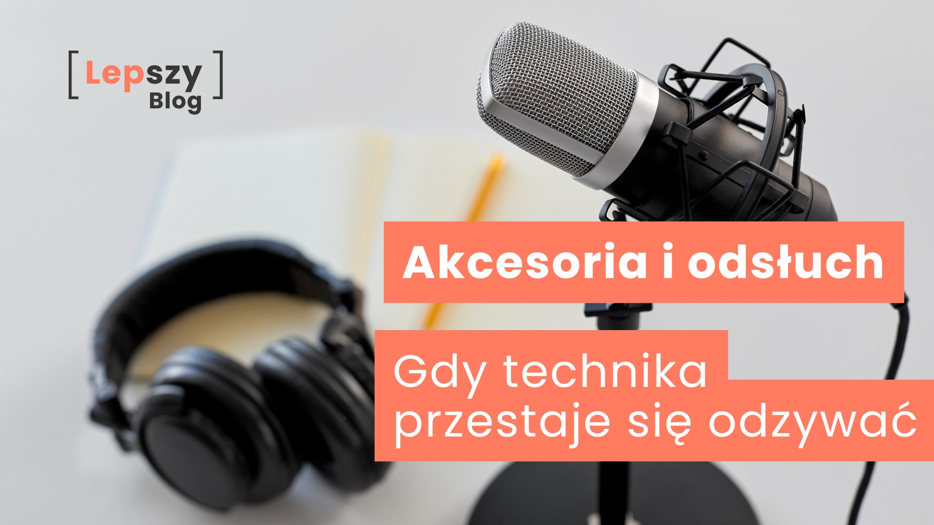 Mikrofon zamocowany w koszyku antywstrząsowym stojący na biurku obok słuchawek – napis „Akcesoria i odsłuch. Gdy technika przestaje się odzywać”, symbol momentu, w którym sprzęt staje się niewidocznym wsparciem, a na pierwszy plan wychodzi treść.