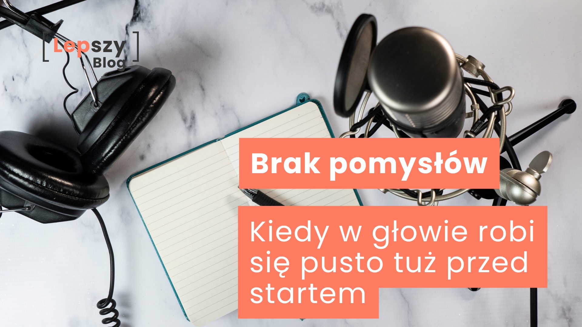 Mikrofon i słuchawki leżące na białym blacie obok otwartego zeszytu z pustymi kartkami – napis „Brak pomysłów. Kiedy w głowie robi się pusto przed nagraniem”, symbol twórczej ciszy i momentu zawahania przed rozpoczęciem pracy.