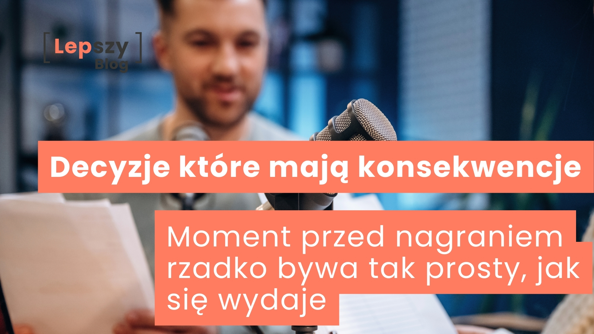 Dwie osoby siedzące przy biurku z mikrofonami, jedna widoczna wyraźniej, druga rozmyta w tle, w chwili rozmowy tuż przed nagraniem – napis „Decyzje, które mają konsekwencje. Moment przed nagraniem rzadko bywa tak prosty, jak się wydaje”, symbol napięcia i odpowiedzialności poprzedzającej naciśnięcie przycisku „record”.