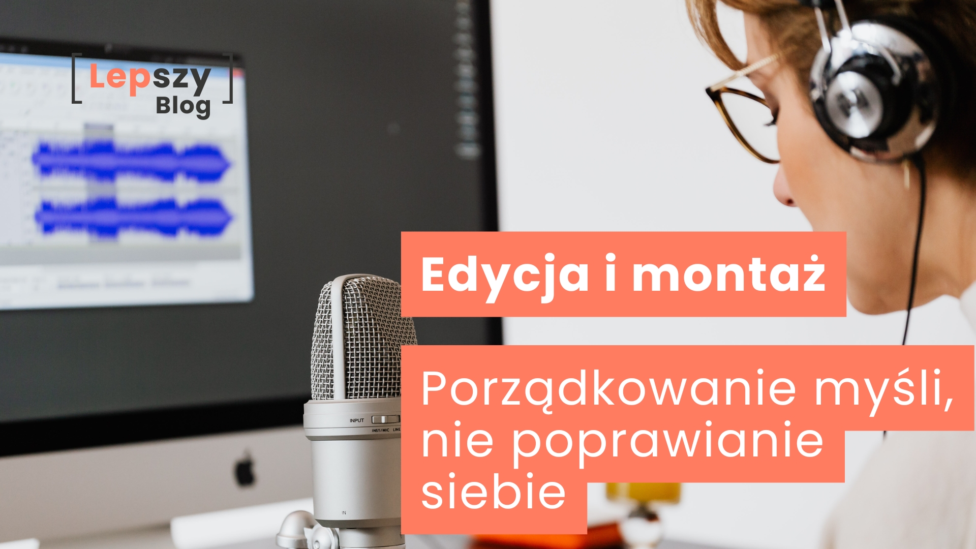 Kobieta mówiąca do mikrofonu, z monitorem w tle pokazującym wykres dźwiękowy – napis „Edycja i montaż. Porządkowanie myśli, nie poprawianie siebie”, symbol etapu pracy, w którym sens i struktura są ważniejsze niż perfekcja wykonania.