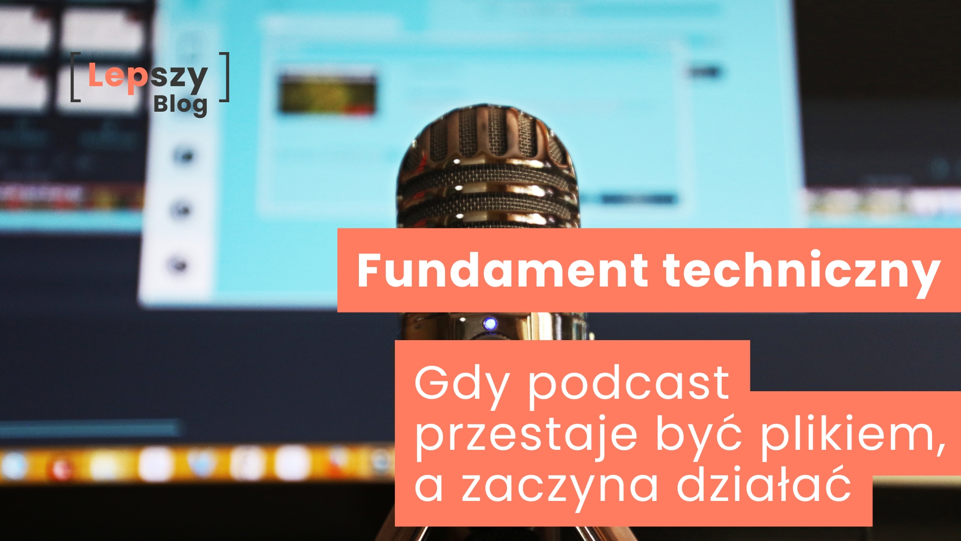 Mikrofon na pierwszym planie, z rozmytym ekranem aplikacji podcastowej w tle – napis „Fundament techniczny. Gdy podcast przestaje być plikiem, a zaczyna działać”, symbol przejścia od nagrania do sprawnie funkcjonującego projektu audio.