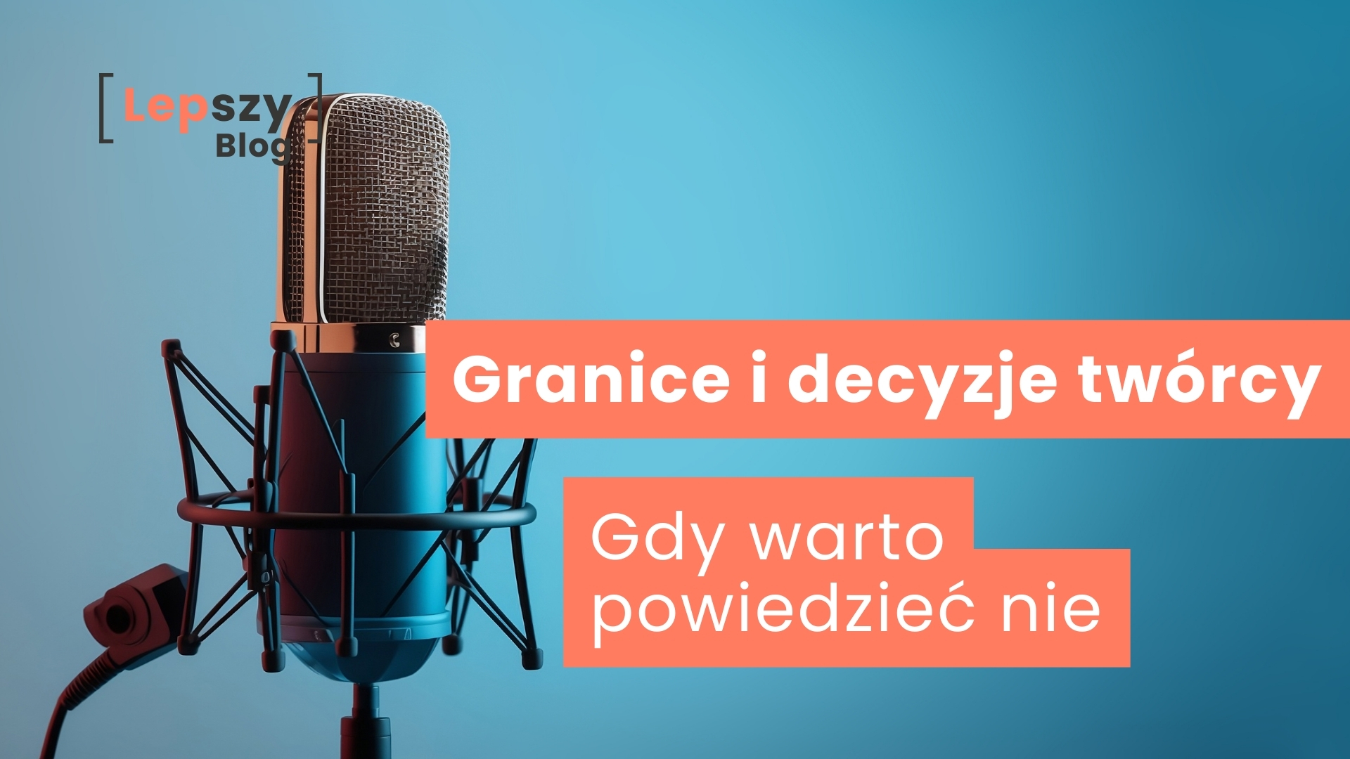 Mikrofon na  niebieskim tle – napis „Granice i decyzje. Gdy warto powiedzieć nie”, symbol świadomego wyboru, w którym ochrona sensu projektu jest ważniejsza niż każda możliwość nagrania.
