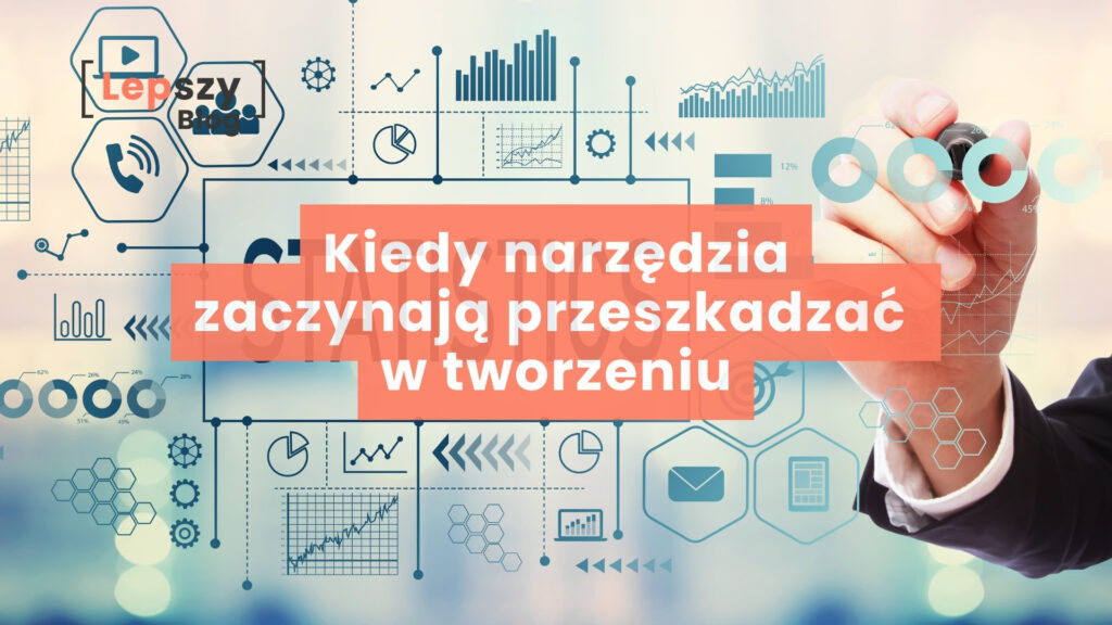Dłoń pisząca markerem po przezroczystym ekranie, na którym unoszą się ikony narzędzi, statystyk i wykresów – wizualna metafora nadmiaru aplikacji, danych i systemów, z pytaniem „Kiedy narzędzia zaczynają przeszkadzać w tworzeniu?”, pokazująca moment, w którym technologia zamiast wspierać proces twórczy zaczyna go komplikować.