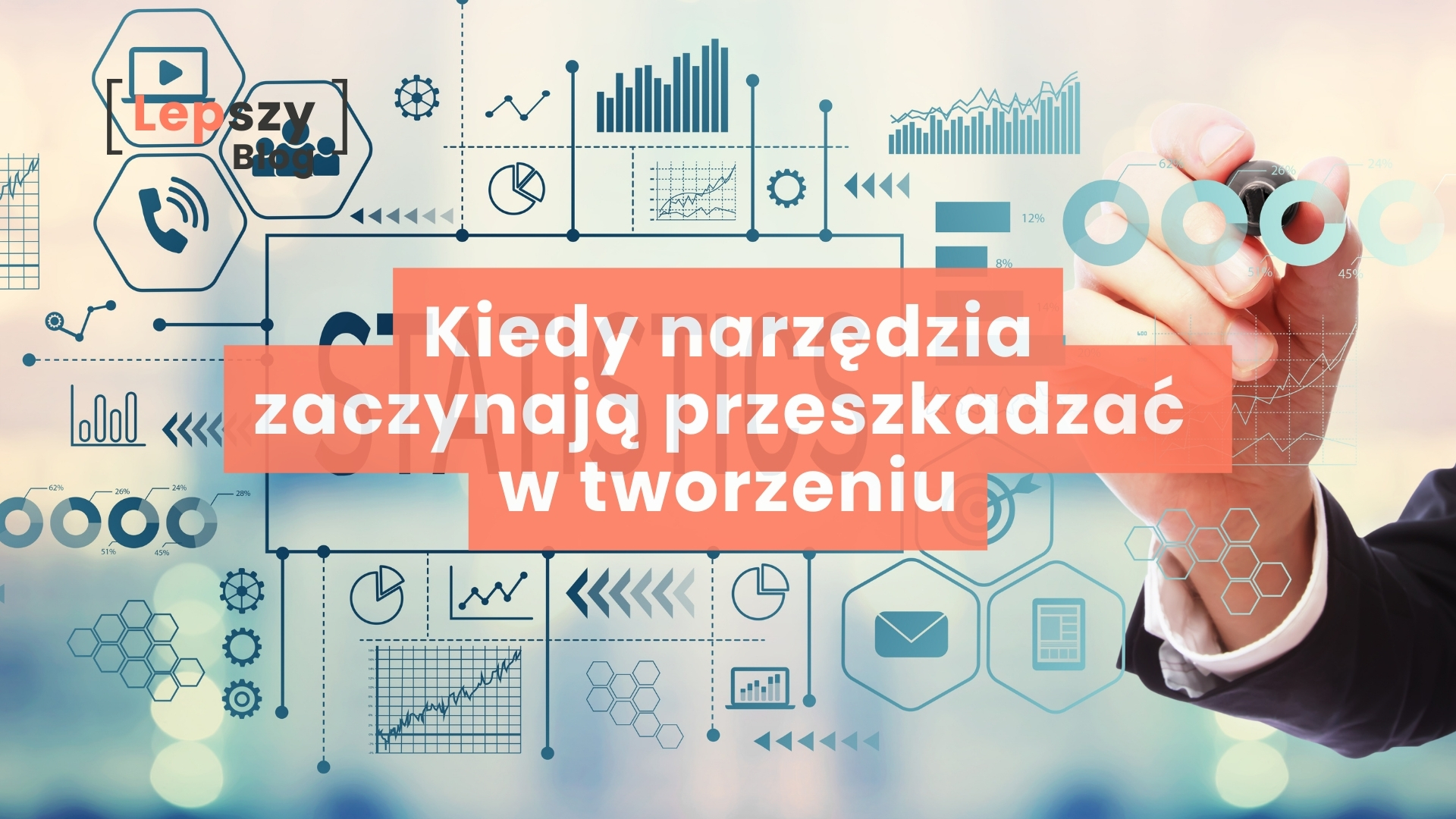 Dłoń pisząca markerem po przezroczystym ekranie, na którym unoszą się ikony narzędzi, statystyk i wykresów – wizualna metafora nadmiaru aplikacji, danych i systemów, z pytaniem „Kiedy narzędzia zaczynają przeszkadzać w tworzeniu?”, pokazująca moment, w którym technologia zamiast wspierać proces twórczy zaczyna go komplikować.