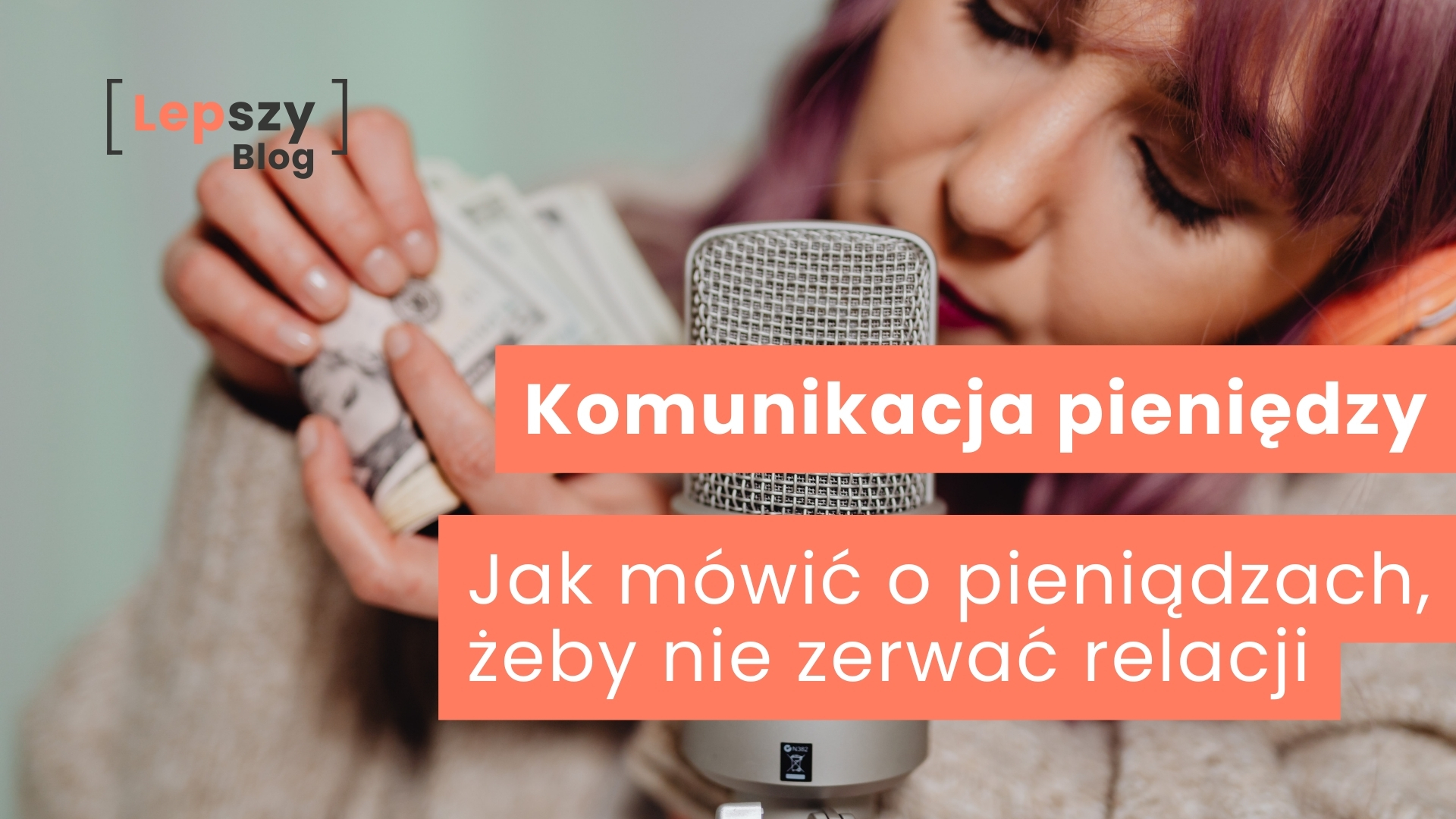 Kobieta mówiąca do mikrofonu, trzymająca w dłoniach plik banknotów obok mikrofonu – napis „Komunikacja pieniędzy. Jak mówić o pieniądzach, żeby nie zrywać relacji?”, symbol napięcia między szczerością finansową a zaufaniem w relacji ze słuchaczem podcastu.