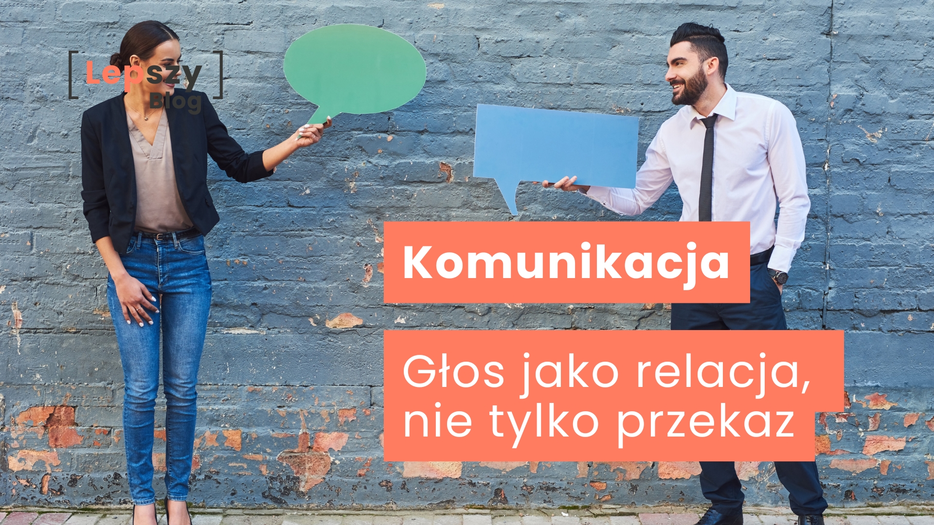 Dwie osoby stojące na tle ściany i trzymające komiksowe dymki skierowane ku sobie – napis „Komunikacja. Głos jako relacja, nie tylko przekaz”, symbol dialogu, wymiany i budowania porozumienia ponad samą informacją.