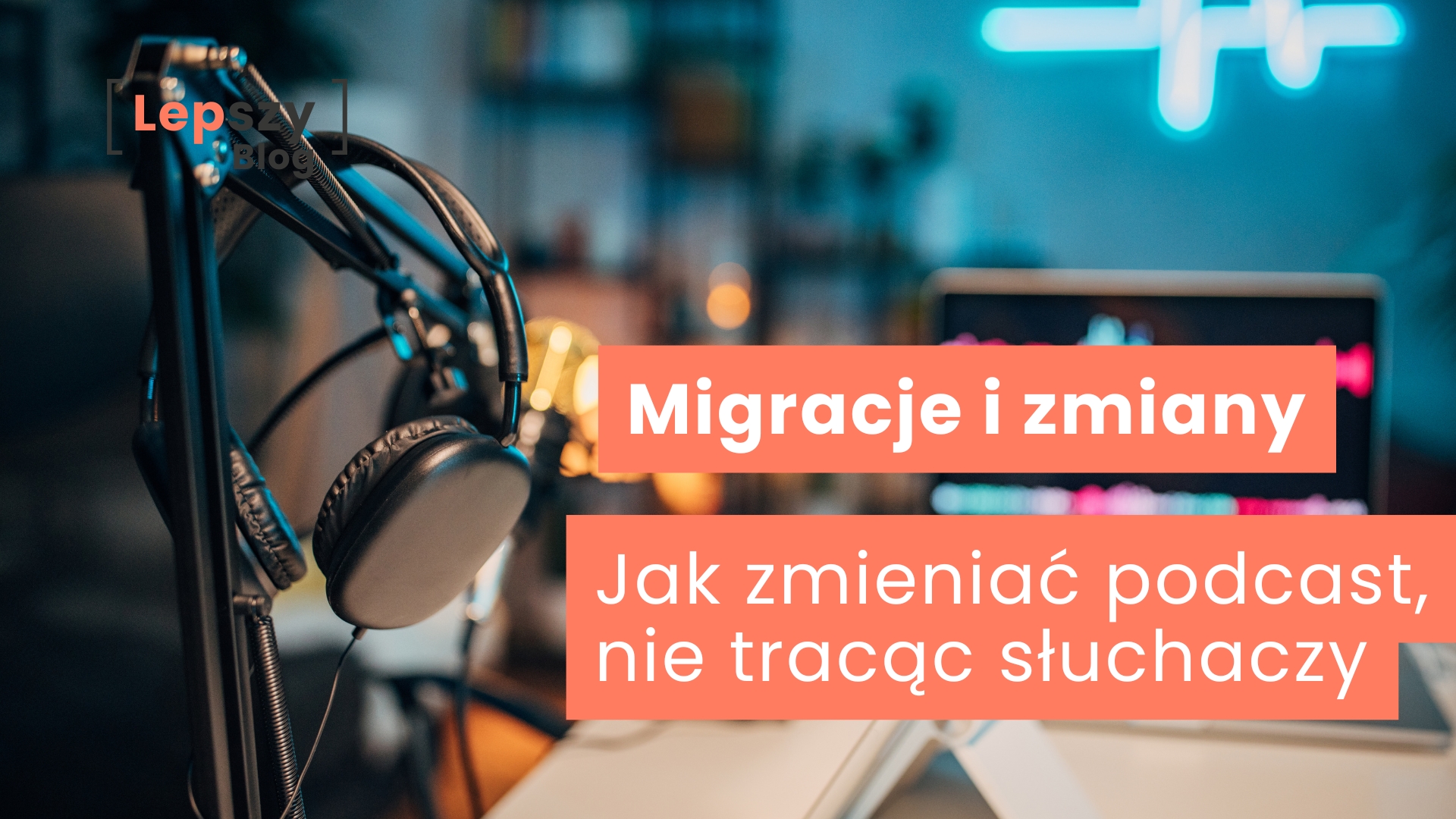 Wnętrze studia nagraniowego ze słuchawkami zawieszonymi na ramieniu, rozmytym mikrofonem w tle i ekranem z wykresem dźwięku – napis „Migracje i zmiany. Jak zmienić podcast, nie tracąc słuchaczy”, symbol ewolucji formatu przy zachowaniu ciągłości relacji z odbiorcami.