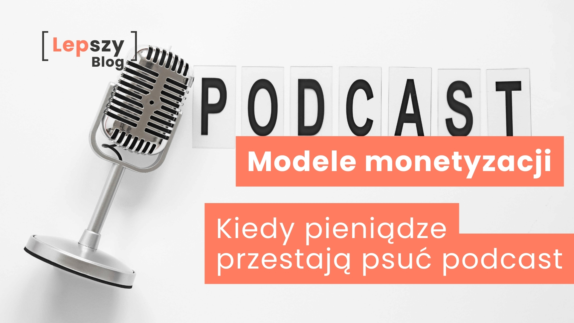 Czarny napis „podcast” na białym tle z leżącym obok mikrofonem – napis „Modele monetyzacji. Kiedy pieniądze przestają psuć podcast”, symbol rozmowy o finansach osadzonej w wartościach i sensie projektu audio.