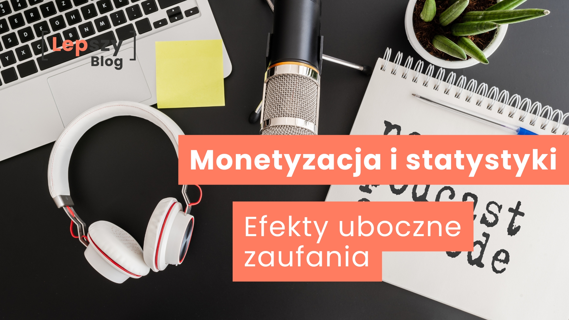 Mikrofon, słuchawki i komputer leżące na biurku obok kalendarza z napisem „New Podcast Episode” – napis „Monetyzacja i statystyki. Efekty uboczne zaufania”, symbol momentu, w którym liczby zaczynają wpływać na relację ze słuchaczem.