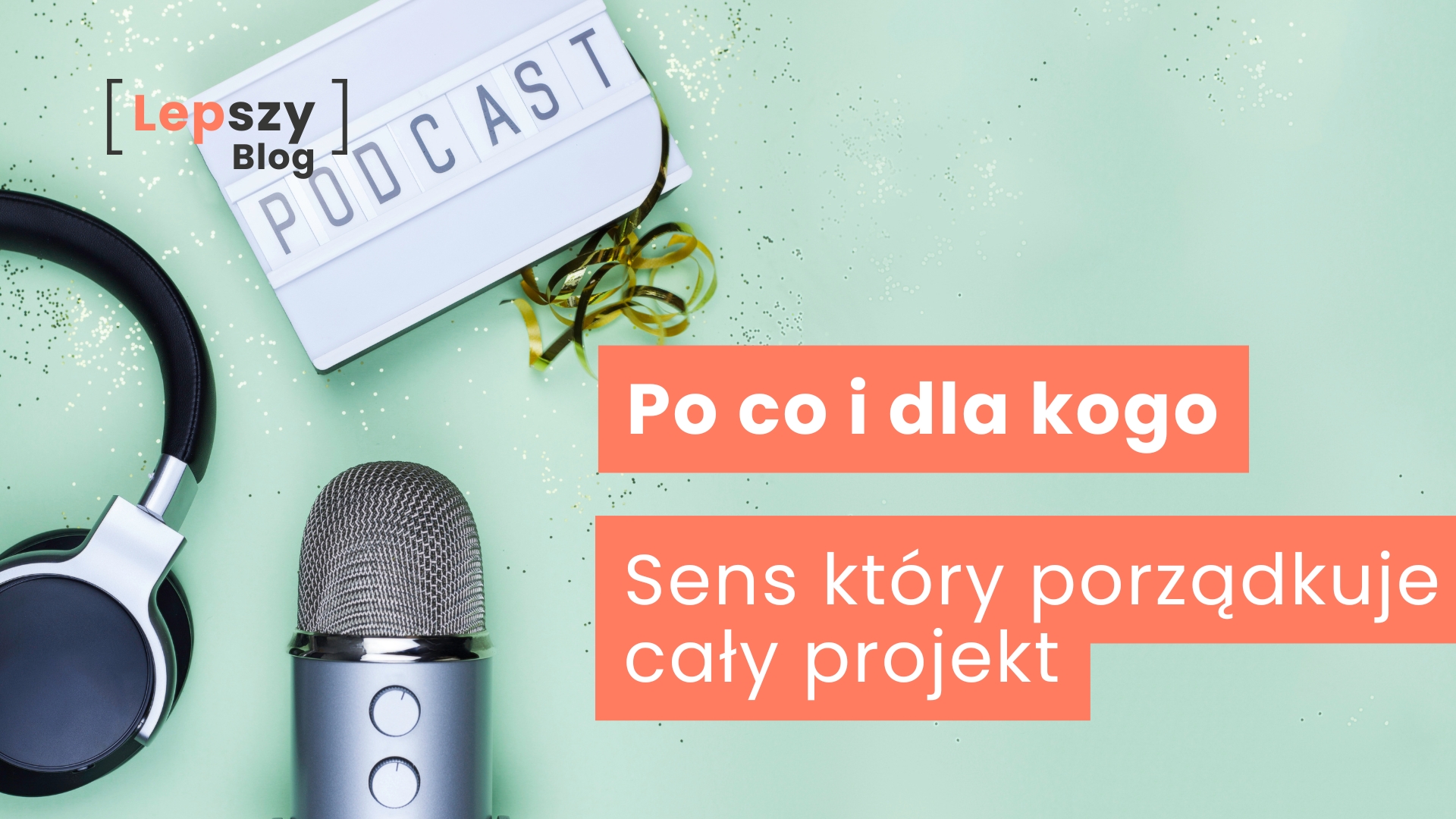 Mikrofon i słuchawki leżące na biurku obok napisu „Podcast” – napis „Po co i dla kogo? Sens, który porządkuje cały projekt”, symbol zatrzymania się na pytaniach o cel i odbiorcę przed rozpoczęciem nagrań.