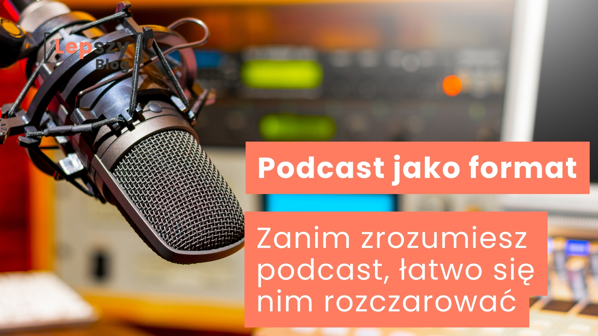 Mikrofon zawieszony nad biurkiem w studyjnej przestrzeni, gotowy do nagrania – napis „Podcast jako format. Zanim zrozumiesz podcast, łatwo się nim rozczarować”, symbol ciszy przed głosem i potrzeby świadomego wyboru medium.