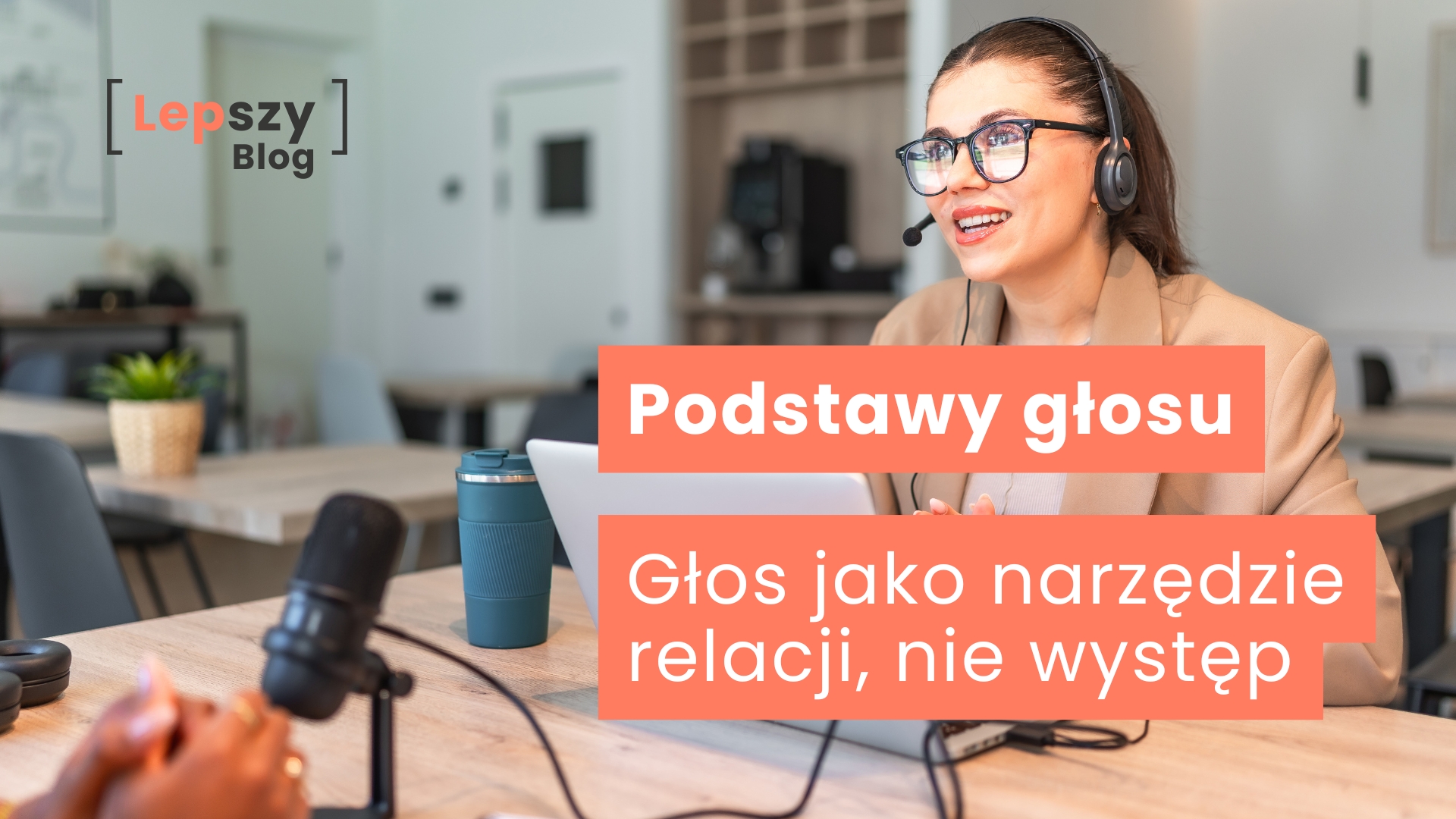 Dwie osoby siedzące przy stole i mówiące do mikrofonów, jedna widoczna wyraźnie, druga obecna jedynie poprzez dłonie i fragment sprzętu – napis „Podstawy głosu. Głos jako narzędzie relacji”, symbol rozmowy, uważności i budowania bliskości poprzez dźwięk.