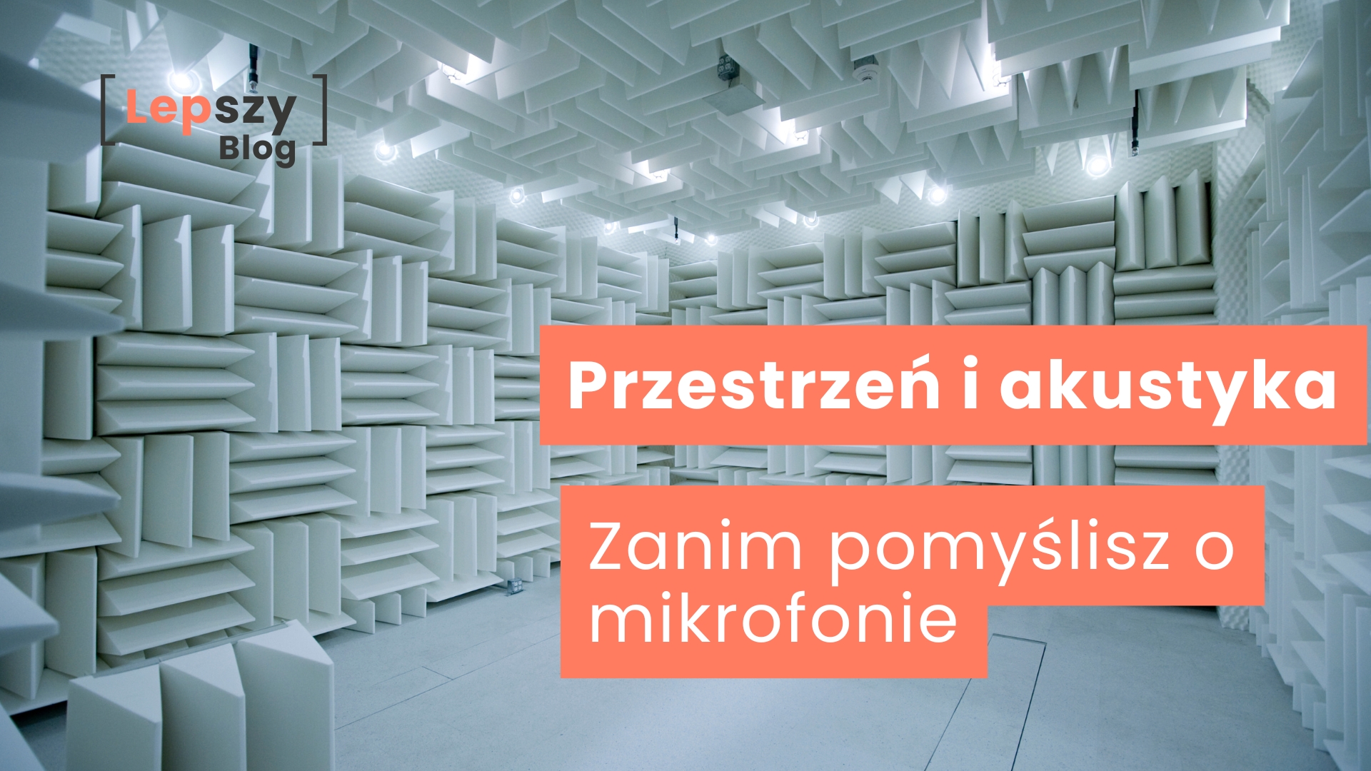 Pomieszczenie w całości wyłożone białymi panelami akustycznymi na ścianach i suficie – napis „Przestrzeń i akustyka. Zanim pomyślisz o mikrofonie”, symbol fundamentu dobrego brzmienia, który zaczyna się od otoczenia, a nie sprzętu.