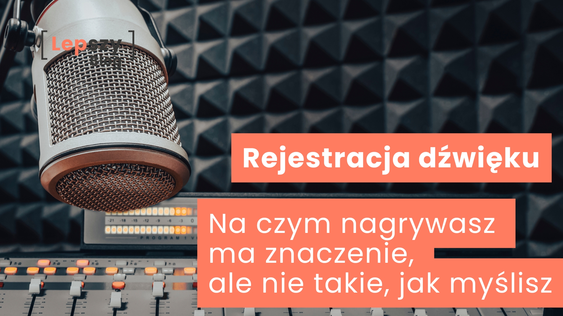 Mikrofon zawieszony nad urządzeniem rejestrującym z migającymi diodami, na tle paneli akustycznych – napis „Rejestracja dźwięku. Na czym nagrywasz ma znaczenie, ale nie tak jak myślisz”, symbol skupienia na jakości procesu, a nie wyłącznie na sprzęcie.